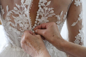 Dettagli durante i preparativi della sposa a Rovigo