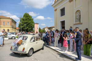 Arrivo in chiesa della sposa con la Fiat 500