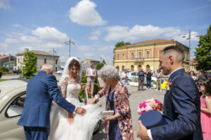 Arrivo della sposa in chiesa a Rovigo e consegna del bouquet