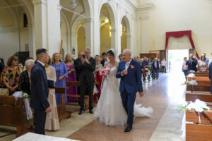 La sposa accompagnata dal padre all'arrivo in chiesa a Rovigo