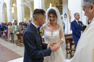 Scambio delle fedi nuziali durante un matrimonio religioso a Rovigo