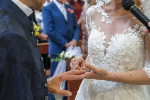 Scambio delle fedi nuziali durante un matrimonio religioso a Rovigo