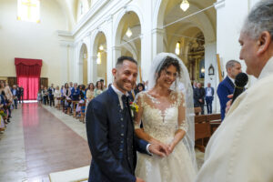 Sorrisi spontanei dopo che gli sposi si sono scambiati le fedi nuziali