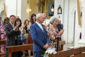 I genitori degli sposi applaudono e si emozionano
