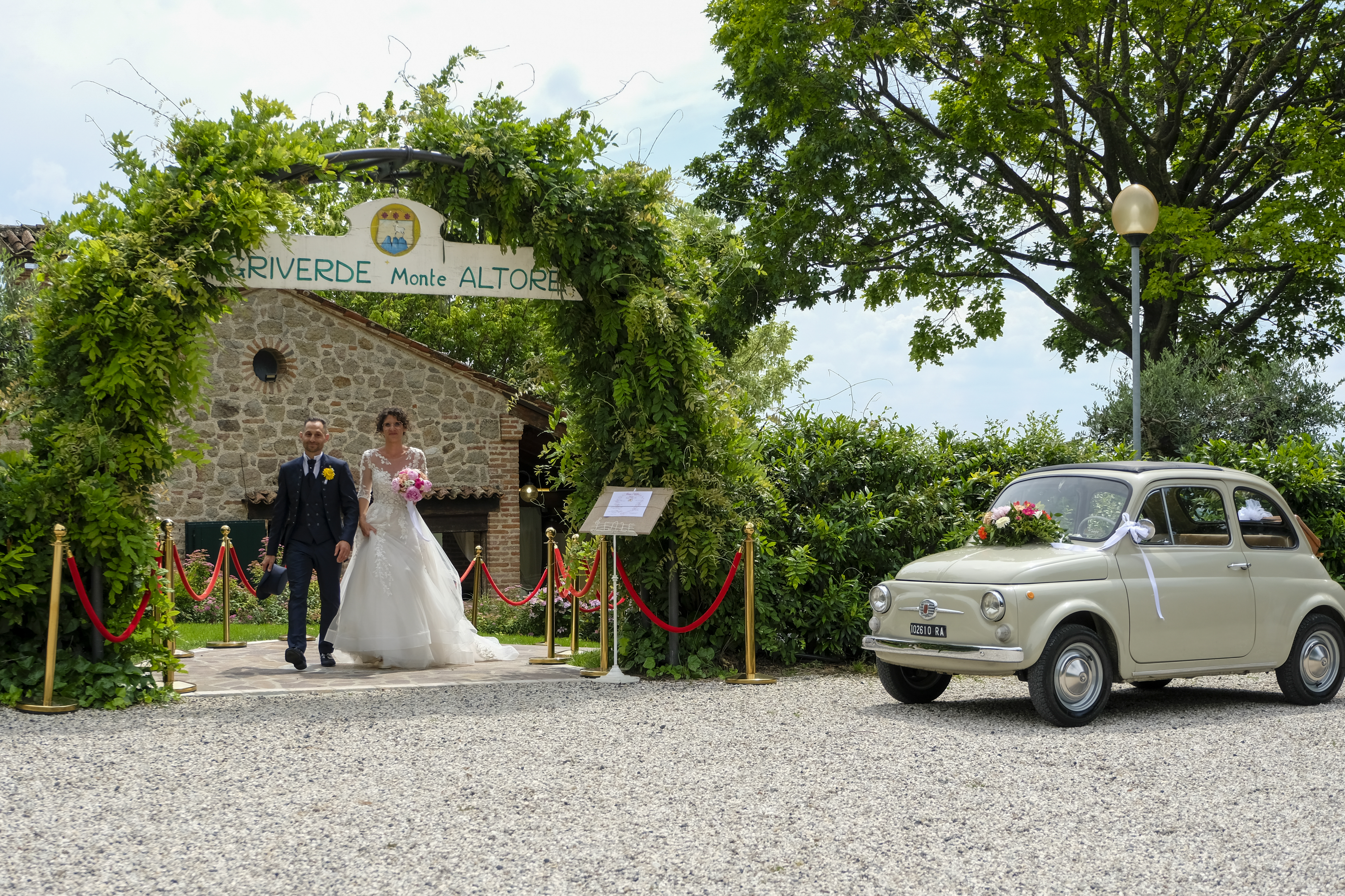 Sposi passeggiano nella tenuta di Monte Altore a Vò nei Colli Euganei
