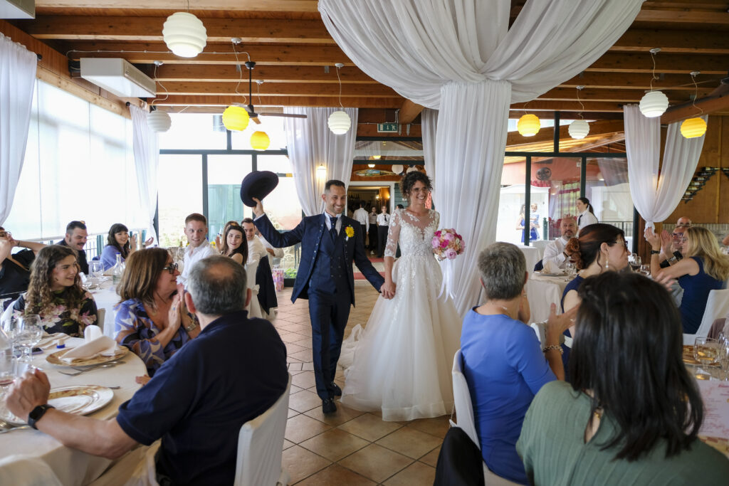 Gli sposi all'interno del ristorante di Monte Altore