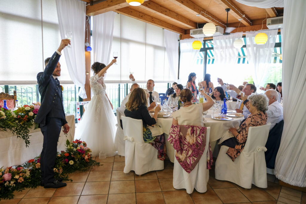 Gli sposi all'interno del ristorante di Monte Altore