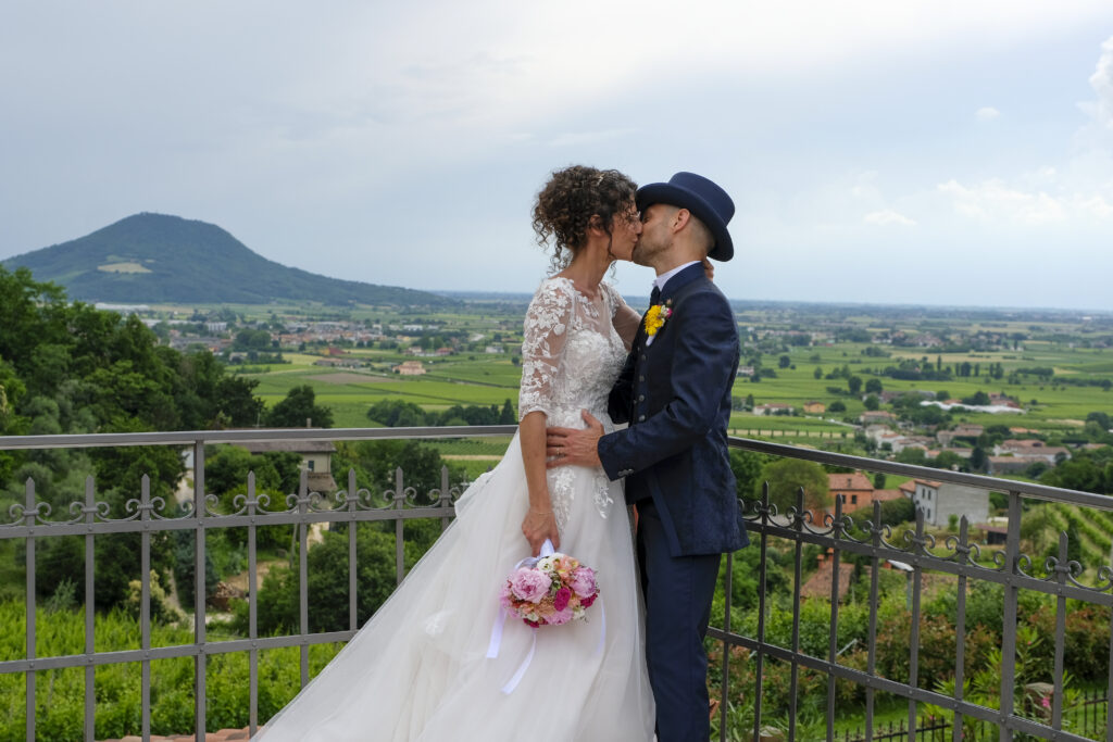 Intima passeggiata degli sposi nei Colli Euganei presso l'agriturismo Monte Altore