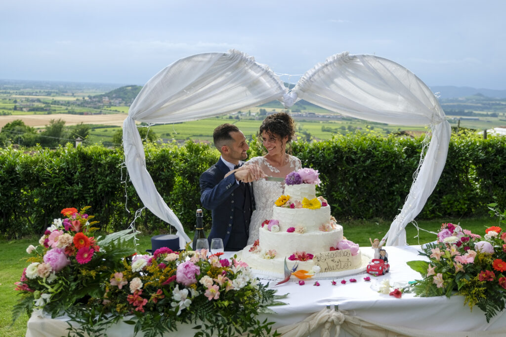 Taglio della torta con panorama mozzafiato dei colli euganei - agriturismo Monte Altore