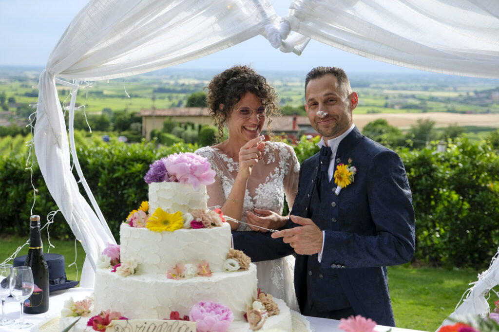 Taglio della torta con panorama mozzafiato dei colli euganei - agriturismo Monte Altore