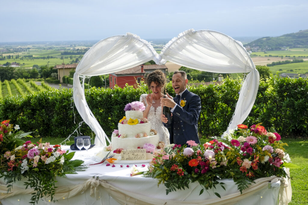 Taglio della torta con panorama mozzafiato dei colli euganei - agriturismo Monte Altore