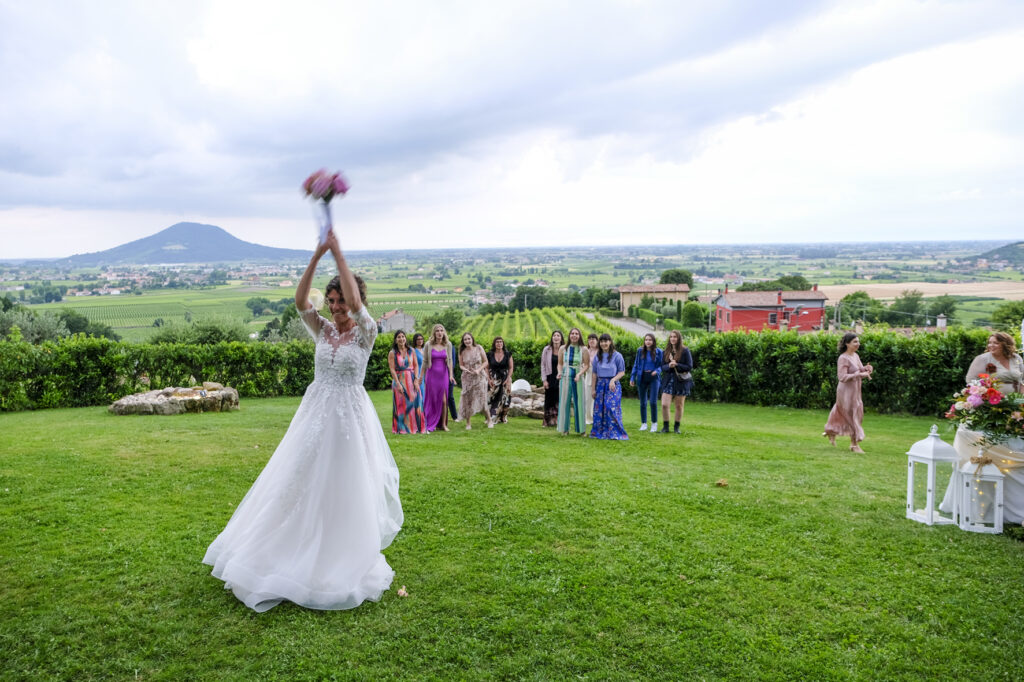 Lancio del bouquet della sposa presso agriturismo Monte Altore nei colli Euganei