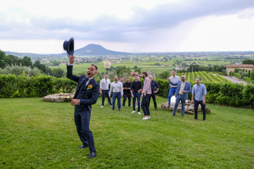 Lancio del bouquet della sposa presso agriturismo Monte Altore nei colli Euganei