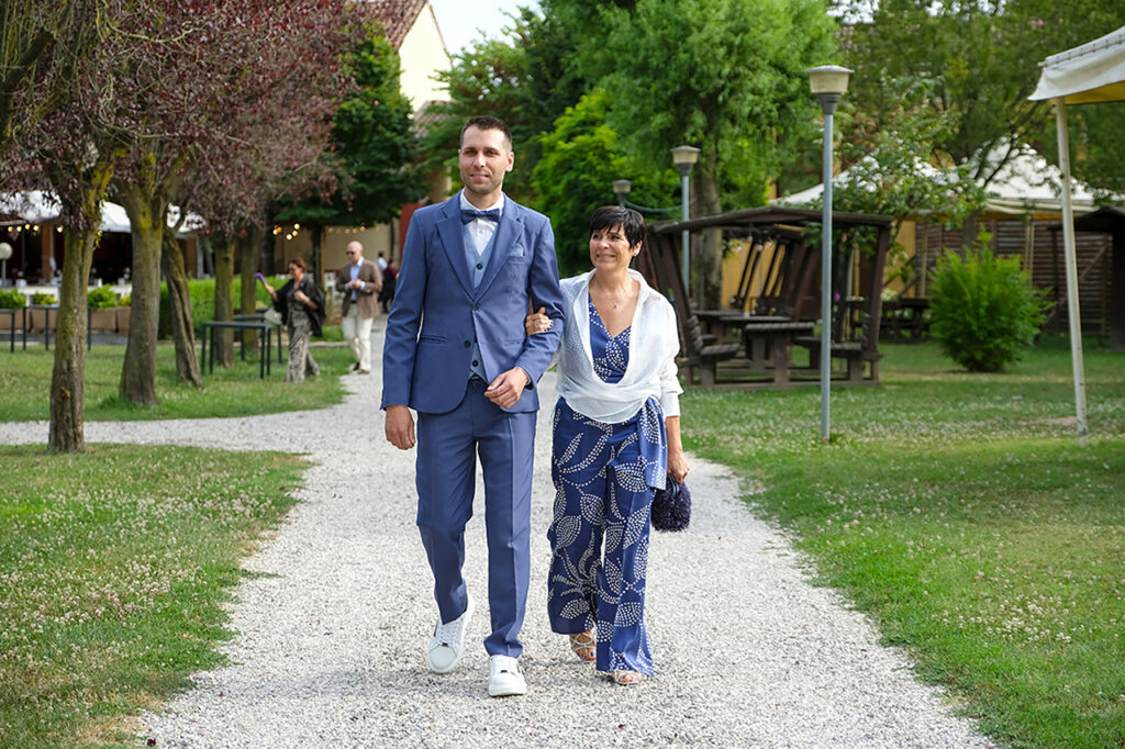 Lo sposo assieme alla mamma raggiunge l'altare del matrimonio civile in agriturismo tre rondini a legnago