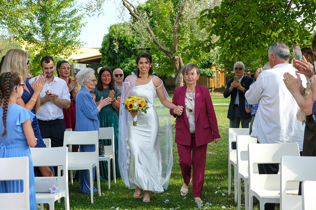 La sposa assieme alla mamma raggiunge l'altare del rito civile in agriturismo tre rondini a legnago