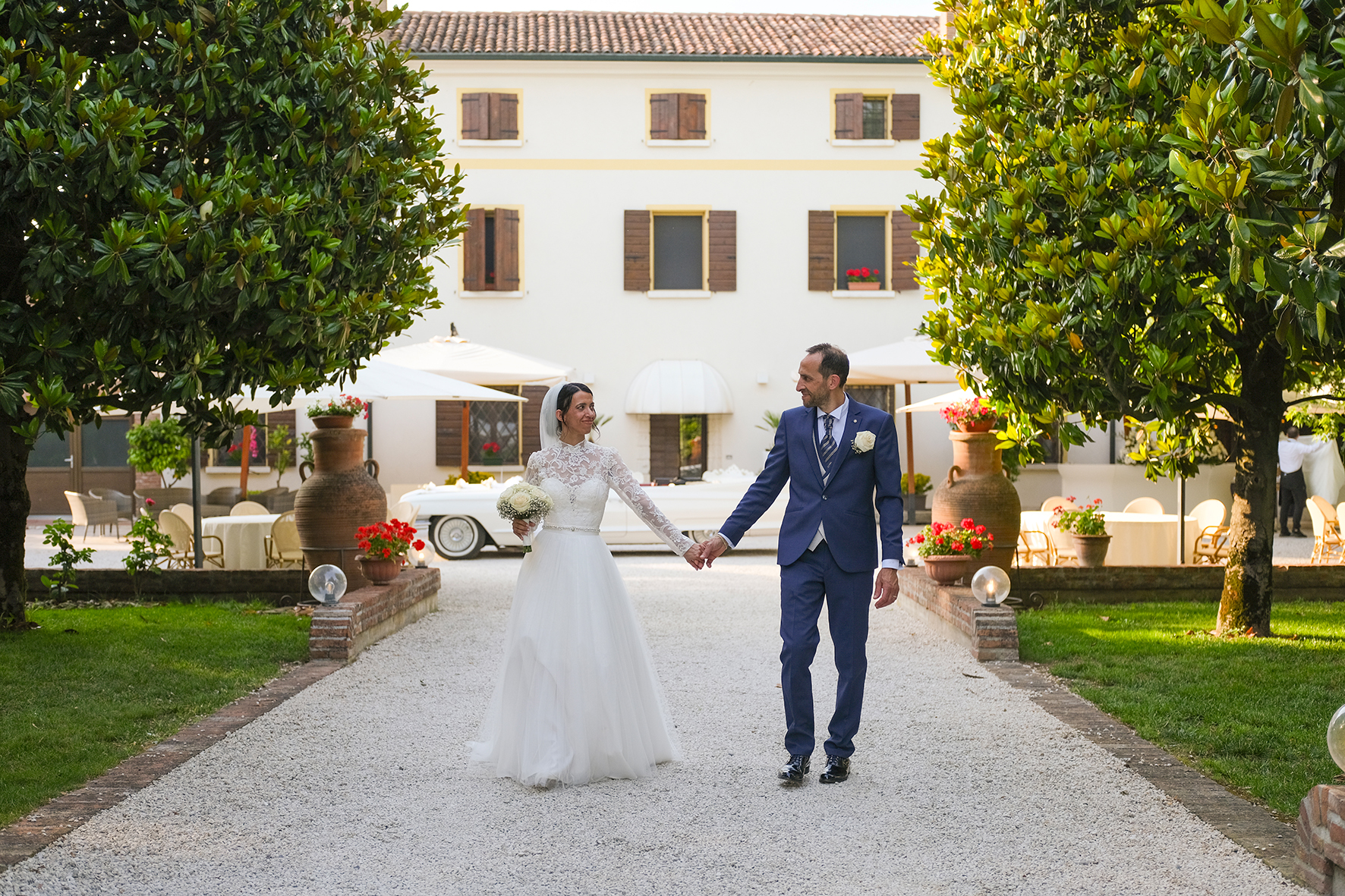 Sposi nel parco di Villa Tavanara a Nogara Verona durante un matrimonio in stile reportage e senza pose